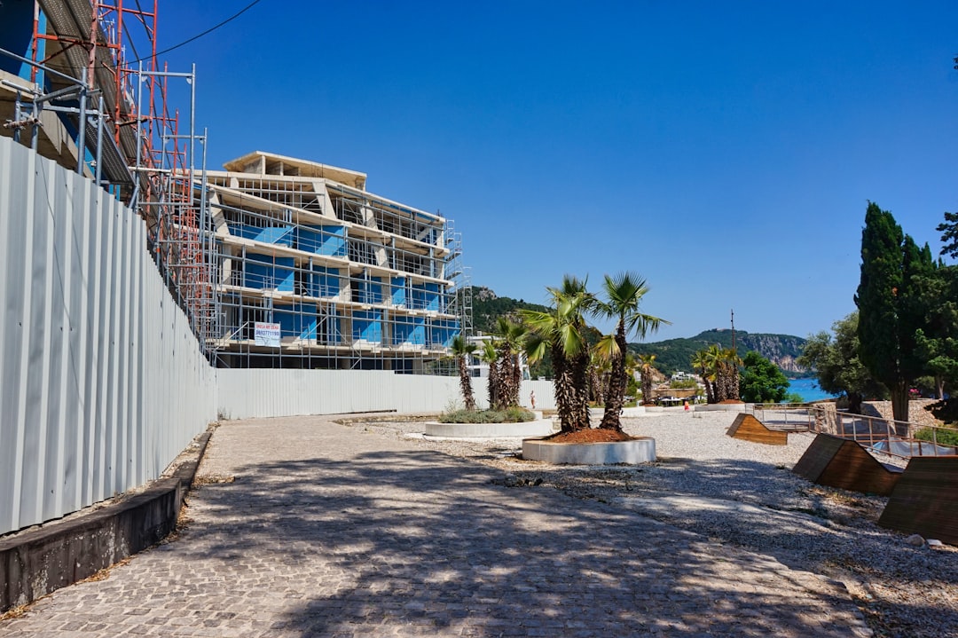 Dhermi: la spiaggia albanese tra ghiaia bianca e acque turchesi - 4JVP+QF6 | Secret World Trip Planner