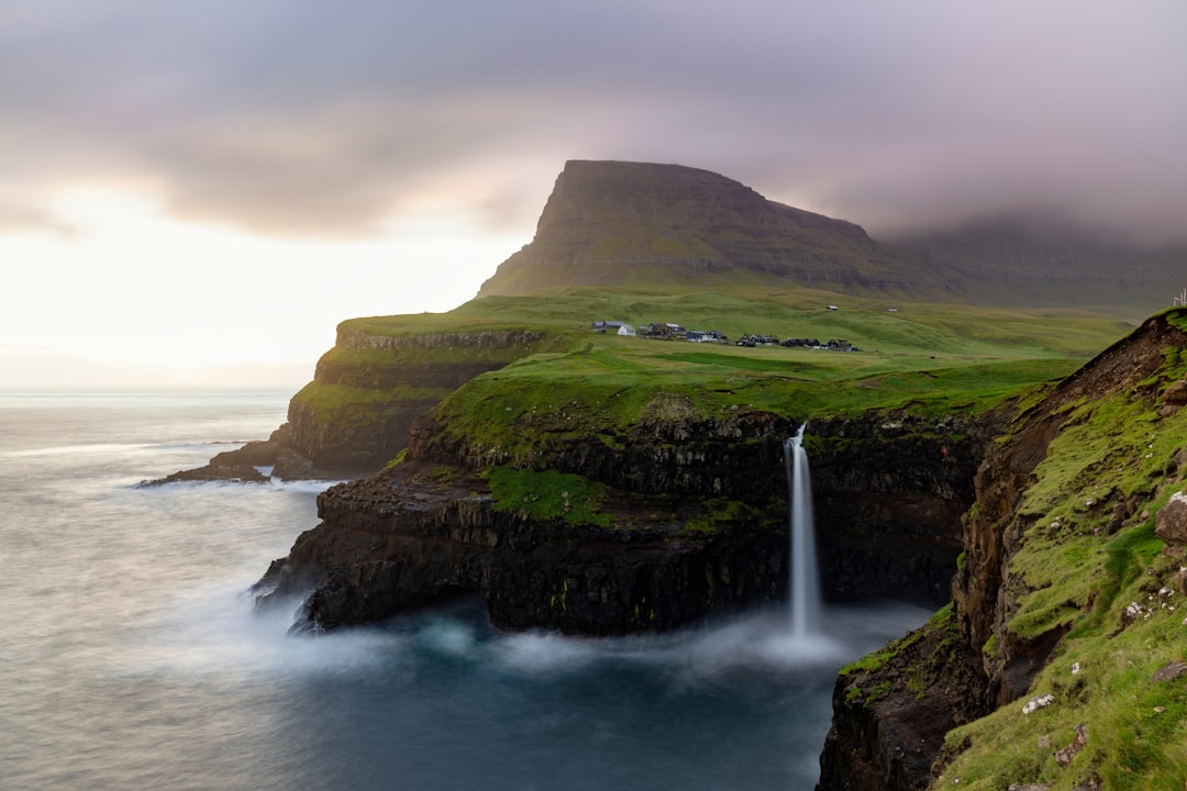 Gásadalur: Sonnenuntergang über dem Wasserfall der Färöer - 4H47+CXP | Secret World Trip Planner