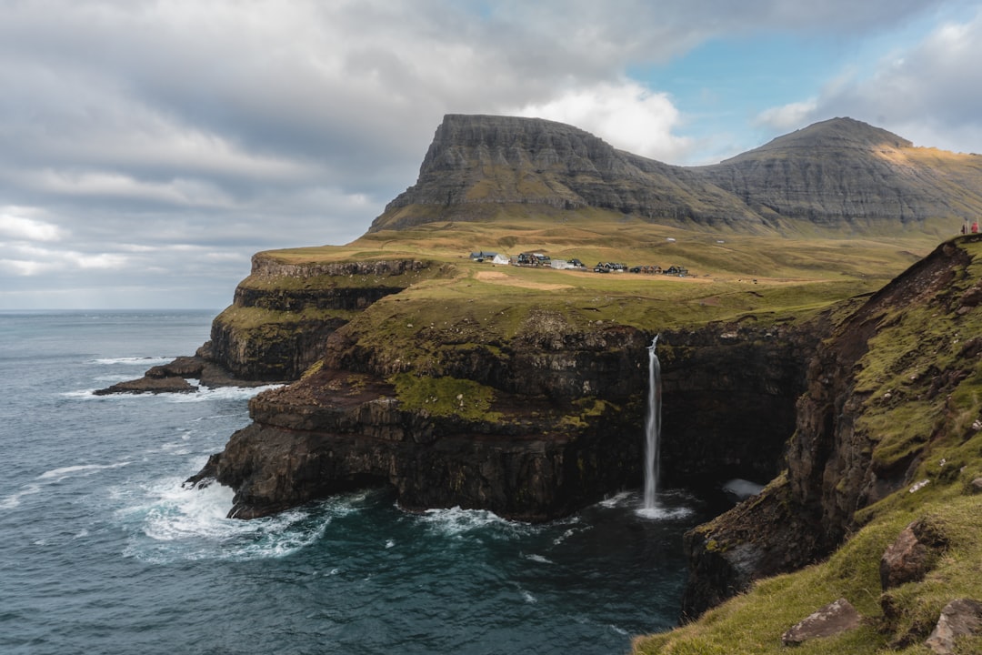 Gásadalur: el atardecer en la cascada de las Faroe - 4H47+CXP | Secret World Trip Planner