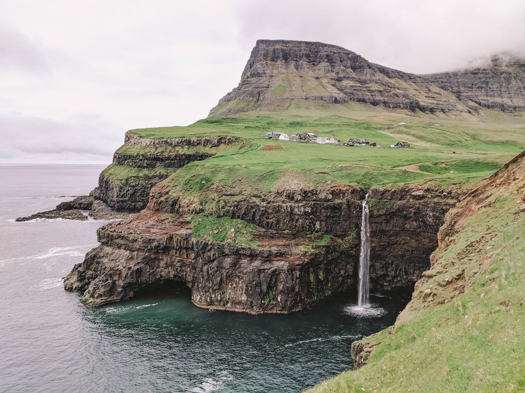 Gásadalur: el atardecer en la cascada de las Faroe - 4H47+CXP | Secret World Trip Planner