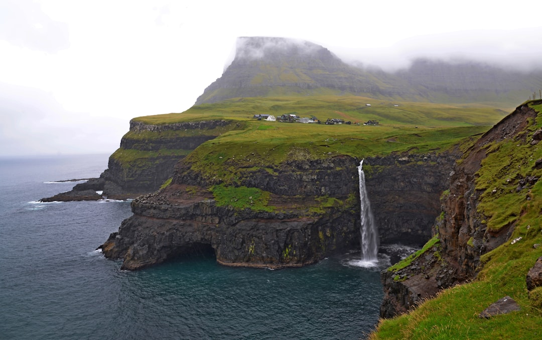 Gásadalur: el atardecer en la cascada de las Faroe - 4H47+CXP | Secret World Trip Planner