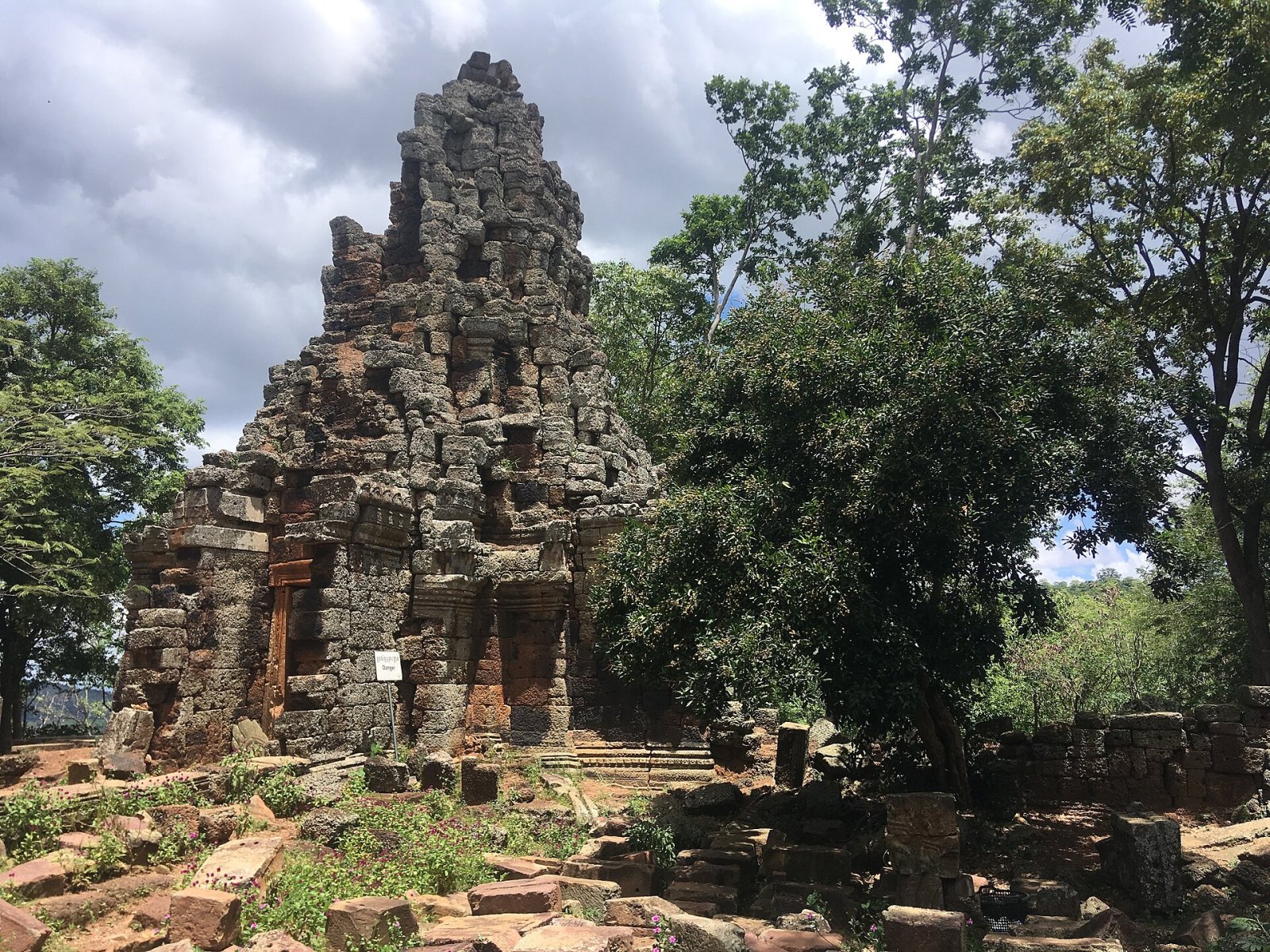Découvrez Wat Banan : un trésor culturel au Cambodge - បាណន់ | Secret World Trip Planner