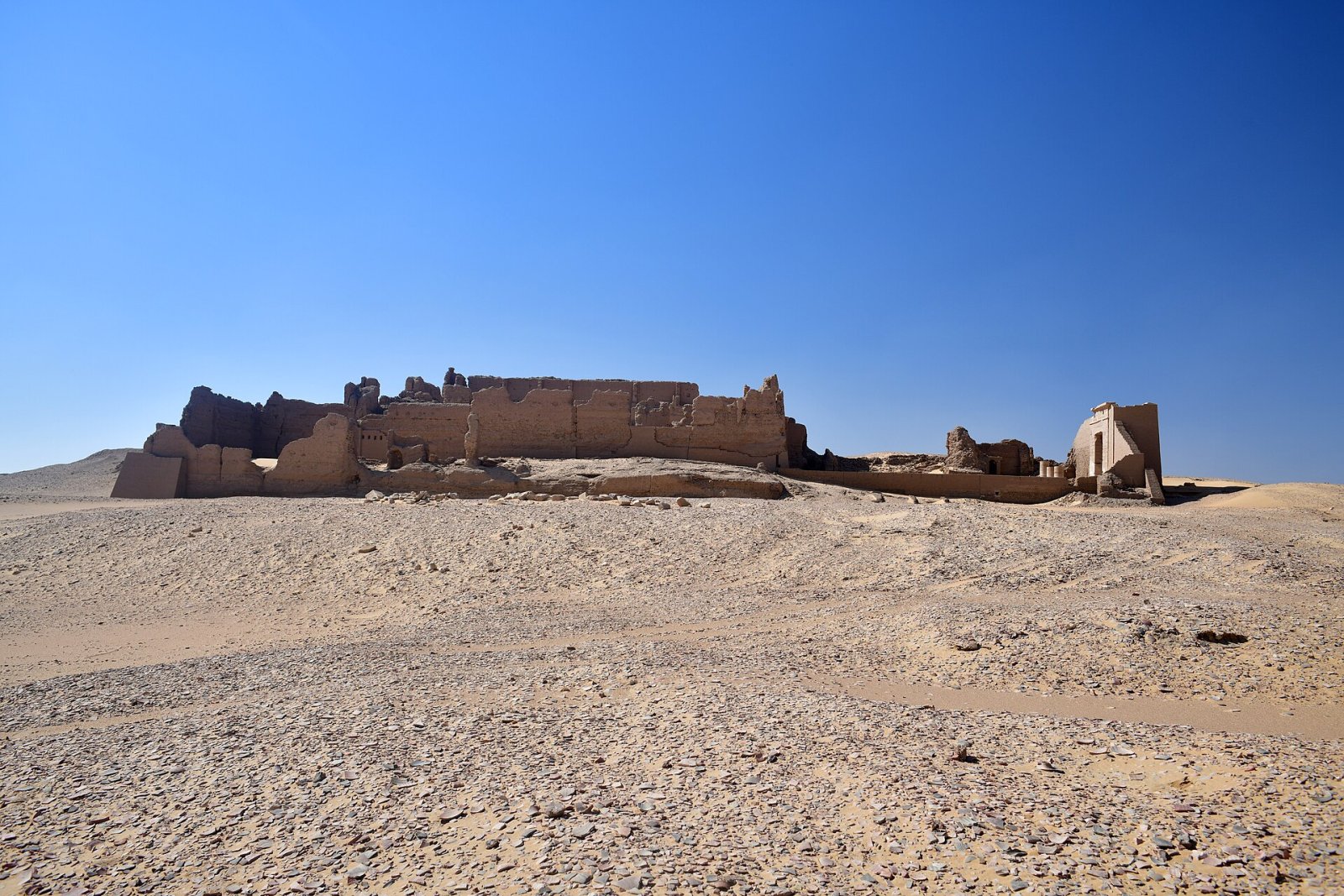 Découvrez Qasr Dusch : une forteresse historique en Égypte
