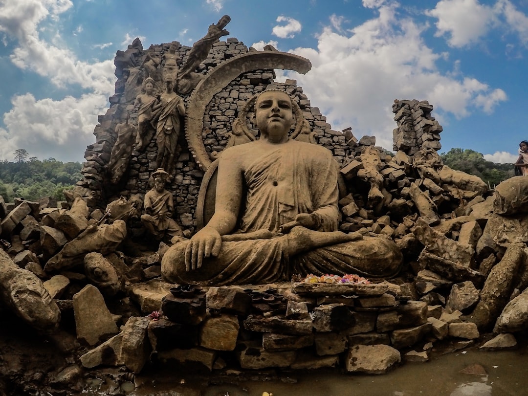 Maligawila Buddha Statue: Ein Meisterwerk der Geschichte Sri Lankas - Okkampitiya | Secret World Trip Planner