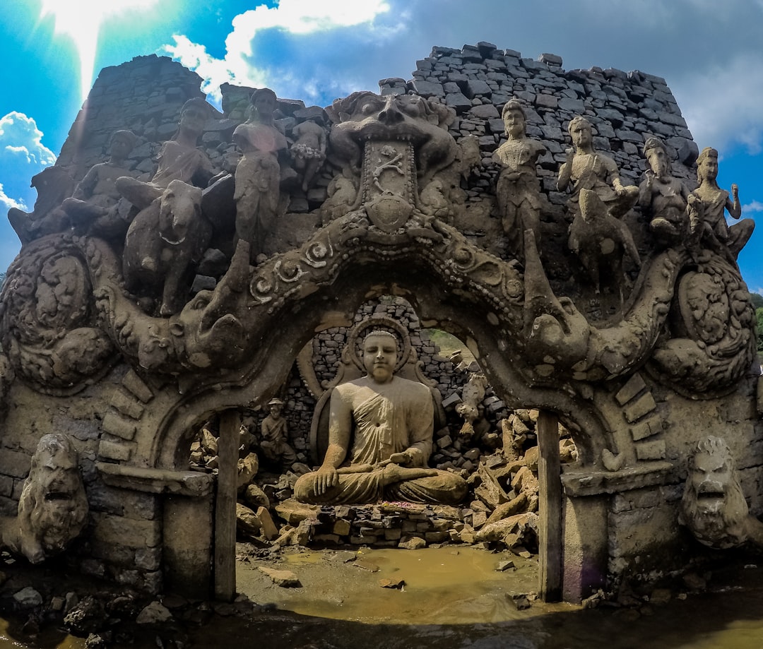 Statue du Bouddha de Maligawila : un chef-d'œuvre de l'histoire du Sri Lanka - Okkampitiya | Secret World Trip Planner