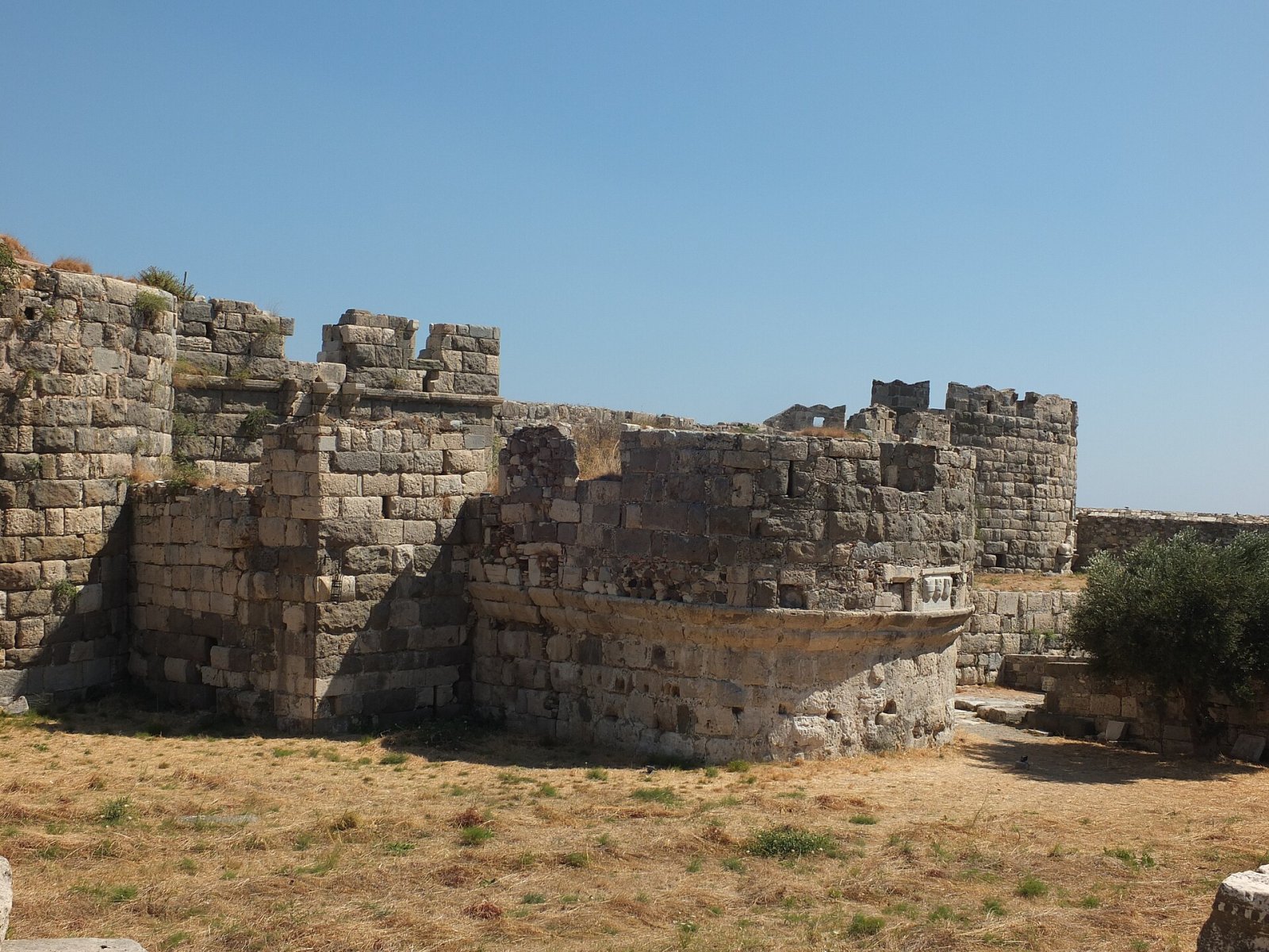 Descubre el Castillo de Megalo Chorio: un tesoro histórico en Grecia — F84V+X8 Tilos