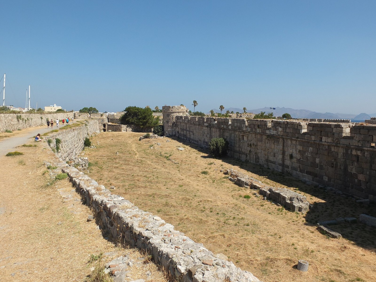 Descubre el Castillo de Megalo Chorio: un tesoro histórico en Grecia - F84V+X8 Tilos | Secret World Trip Planner