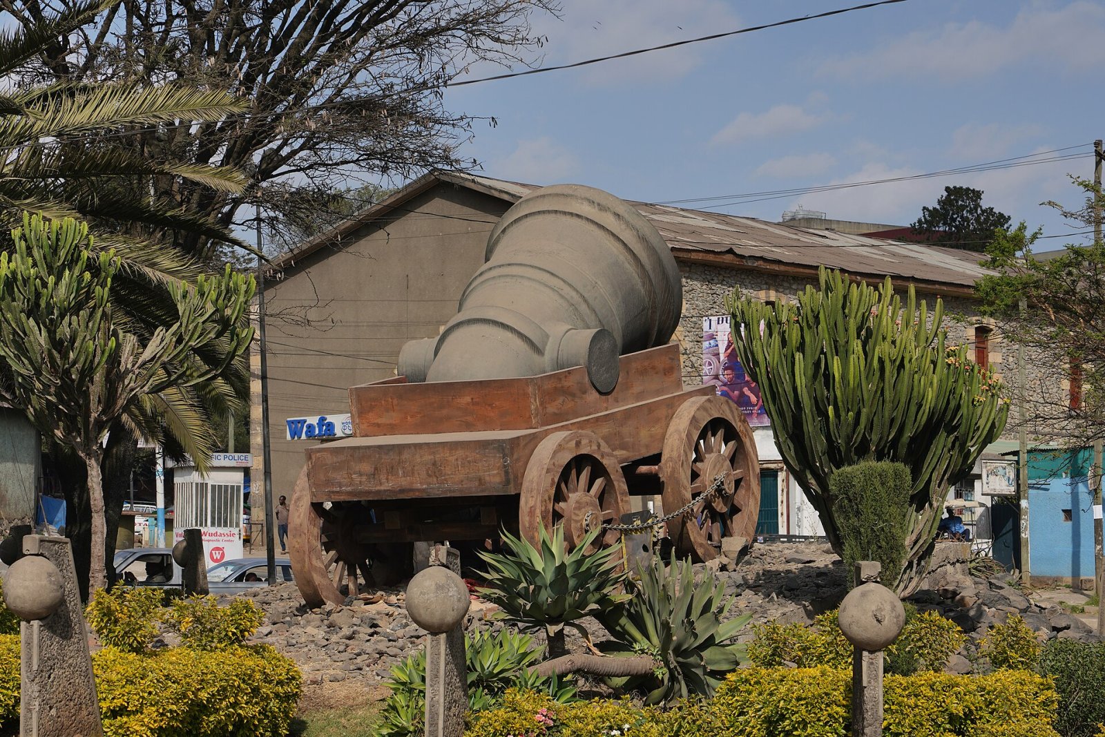 Plaza Tewodros: el corazón palpitante de Addis Abeba - Mahatma Gandhi St | Secret World Trip Planner