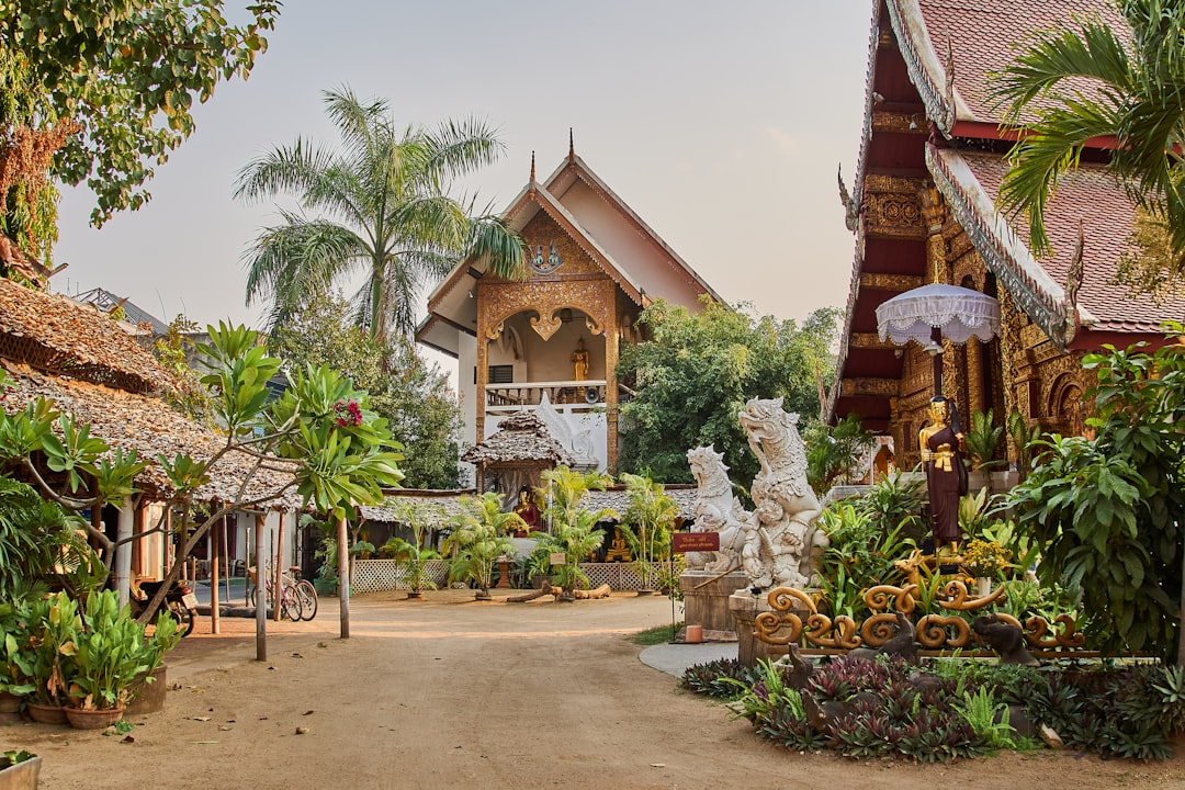 Entdecken Sie die Ruinen von Wat Chedi Kao Yot in Thailand - Si Satchanalai District | Secret World Trip Planner