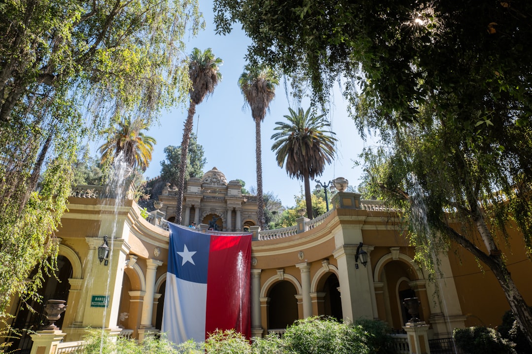 Découvrez le Drapeau Bicentenaire : symbole de l'histoire et de la culture chilienne - Santiago | Secret World Trip Planner