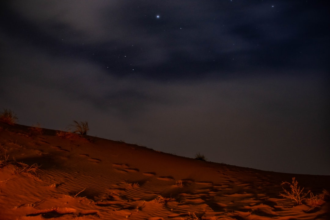 Ash Sharqiyah Sands: Der orangefarbene Wüstenzauber Omans - Mandinat Al Sultan Qaboos Bidiyah OM Bidiyah OM | Secret World Trip Planner