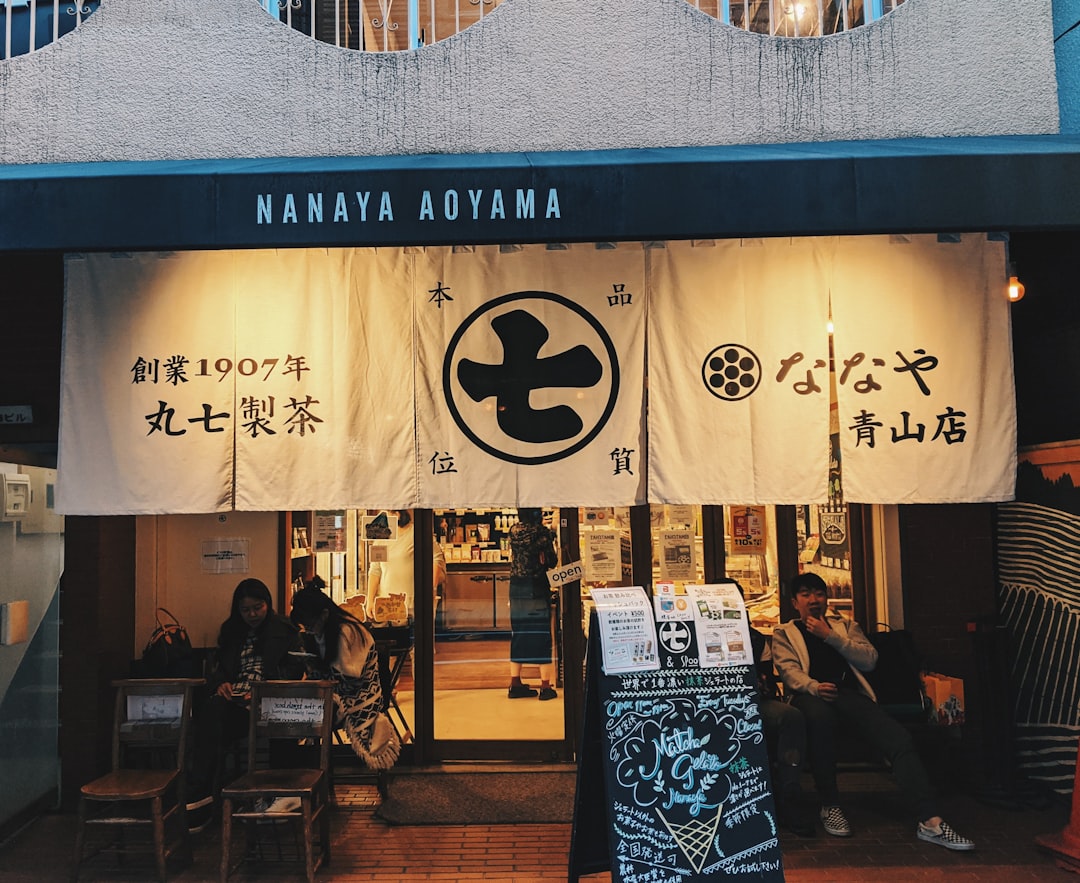 Aokigahara : sentiers dans la mer d'arbres du Fuji - Minamitsuru District | Secret World Trip Planner