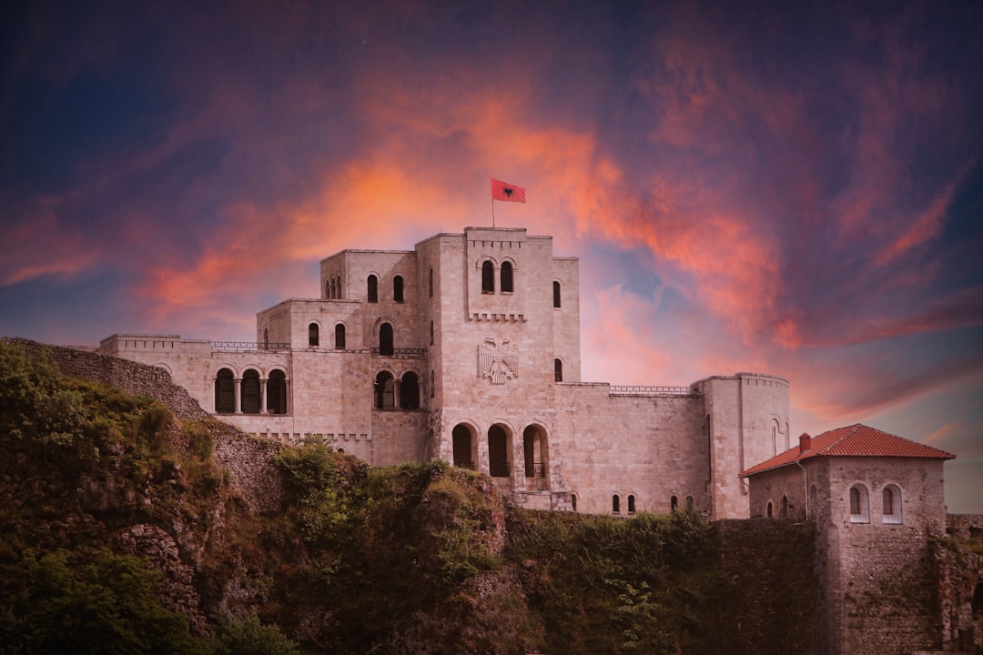 Erkunde die Burg von Drisht: Geschichte und Charme in Albanien - Shkodër | Secret World Trip Planner