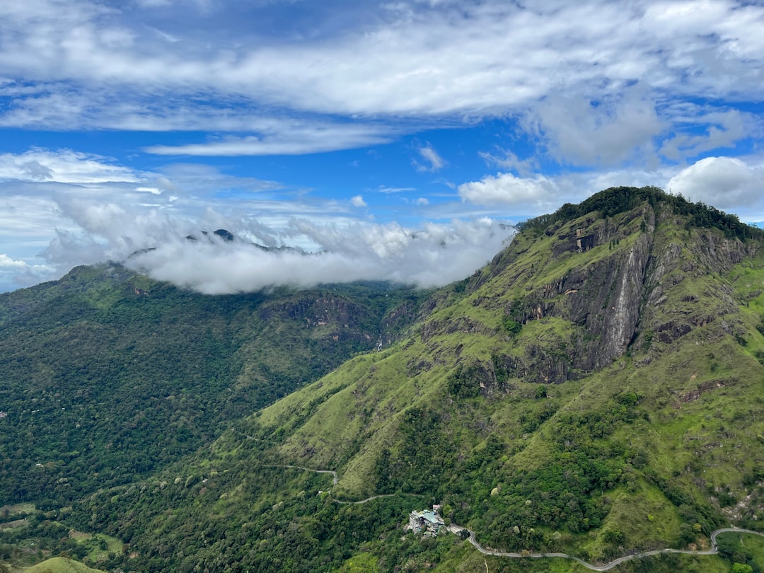 Kleiner Adams Peak: Panorama bei Sonnenaufgang in Ella - Ella | Secret World Trip Planner