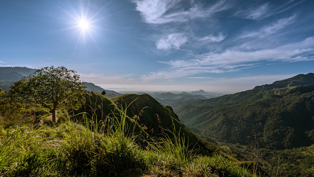 Kleiner Adams Peak: Panorama bei Sonnenaufgang in Ella - Ella | Secret World Trip Planner