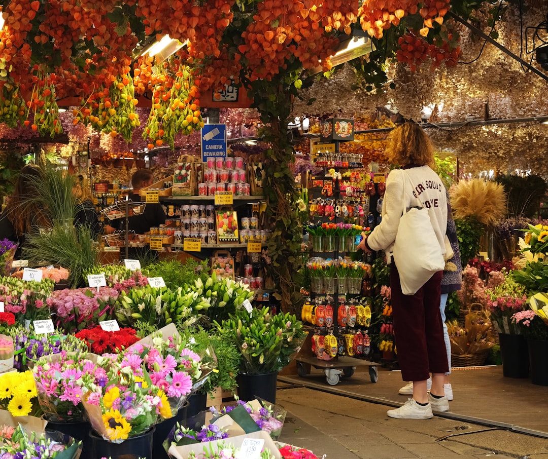 Blumenmarkt in Amsterdam: Der schwimmende Tulpenmarkt - Singel 630 | Secret World Trip Planner