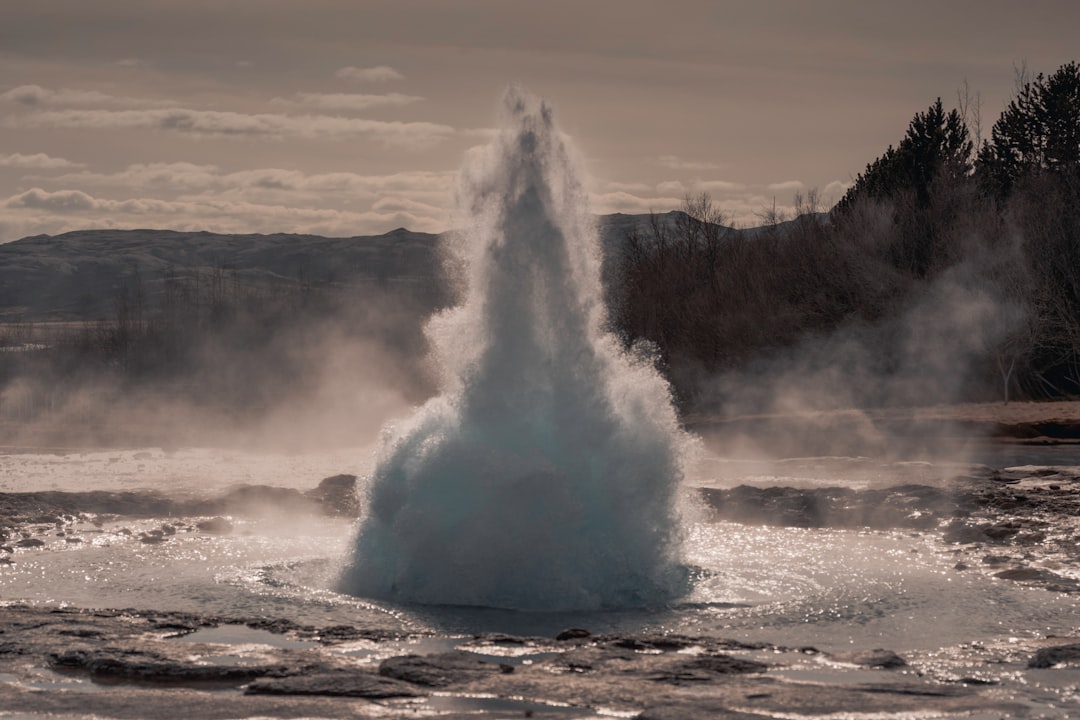 Strokkur: Der isländische Geysir, der alle 10 Minuten ausbricht - Hafnartún | Secret World Trip Planner