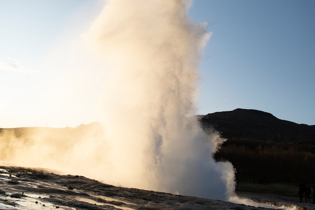 Strokkur: el géiser islandés que erupciona cada 10 min - Hafnartún | Secret World Trip Planner