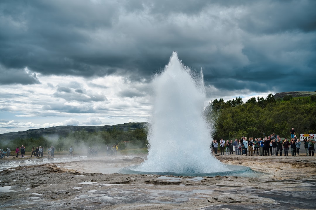 Strokkur: el géiser islandés que erupciona cada 10 min - Hafnartún | Secret World Trip Planner