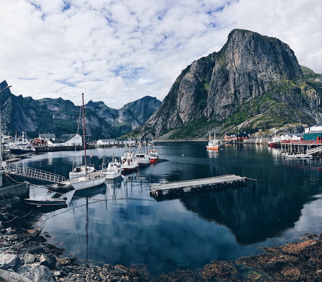 Hamnøy: Die roten Hütten der Lofoten-Fjorde - Olenilsøya | Secret World Trip Planner