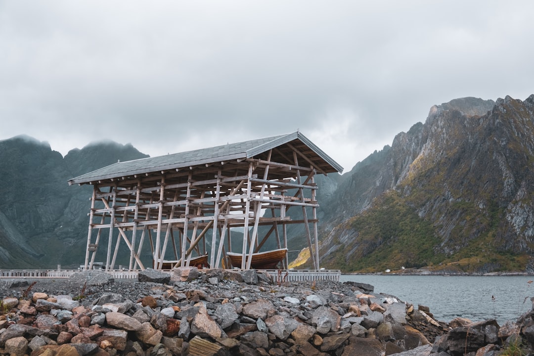 Hamnøy: Die roten Hütten der Lofoten-Fjorde - Olenilsøya | Secret World Trip Planner