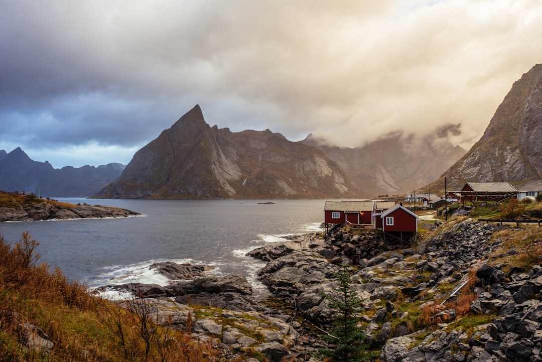 Hamnøy: las cabañas rojas de los fiordos Lofoten — Olenilsøya