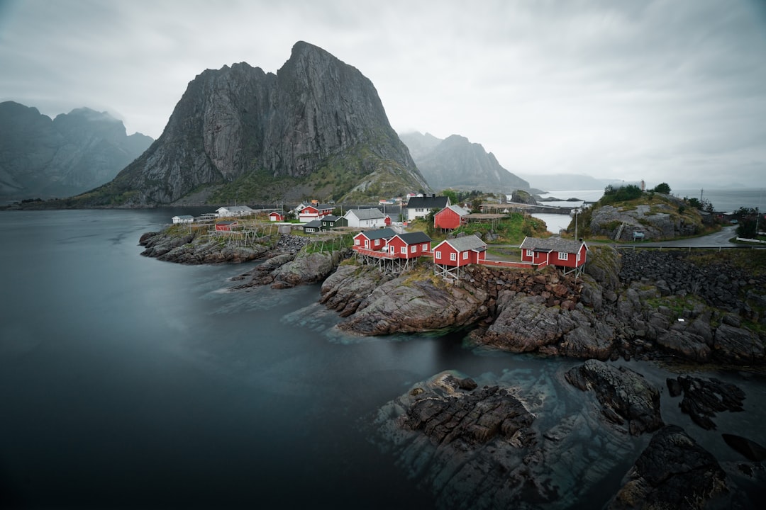 Hamnøy: las cabañas rojas de los fiordos Lofoten - Olenilsøya | Secret World Trip Planner