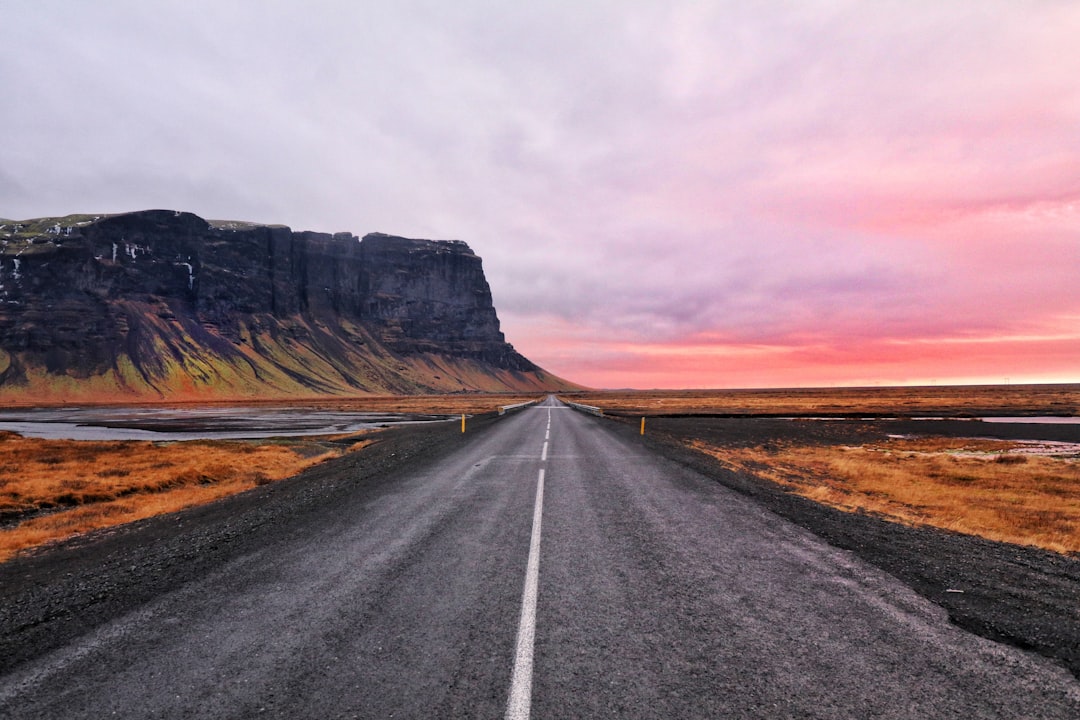 Entdecken Sie die Magie von Hundraðmannahellir, der isländischen Höhle - Vestmannaeyjar | Secret World Trip Planner