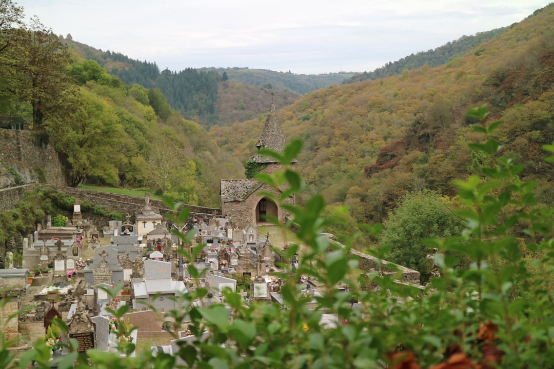 Noraduz: Der Khachkar-Friedhof am Sevan-See - 95FJ+RFR | Secret World Trip Planner
