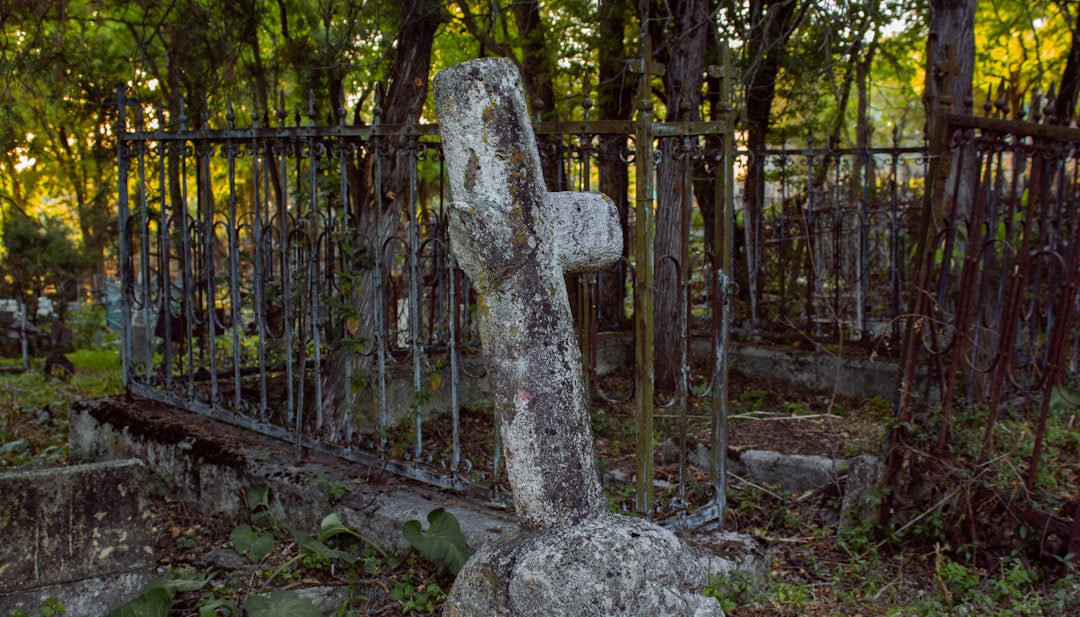 Noraduz: Der Khachkar-Friedhof am Sevan-See - 95FJ+RFR | Secret World Trip Planner