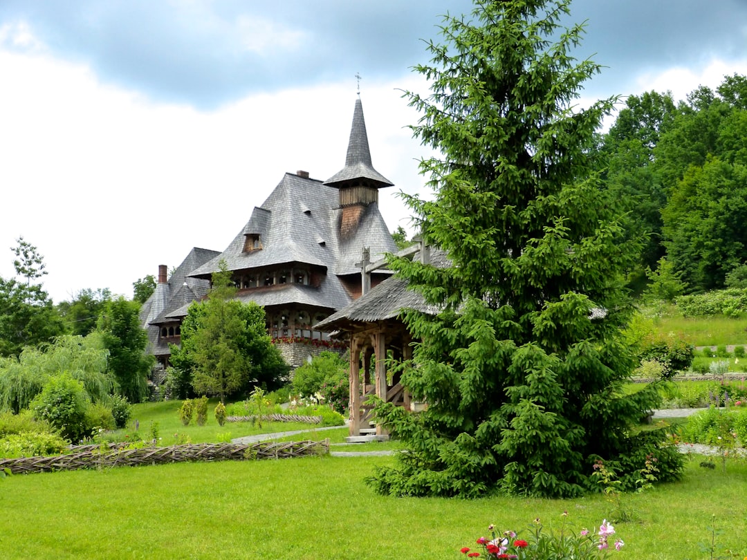 Monasterio de Bârsana: fe y madera en Maramureș - DJ186 276 | Secret World Trip Planner