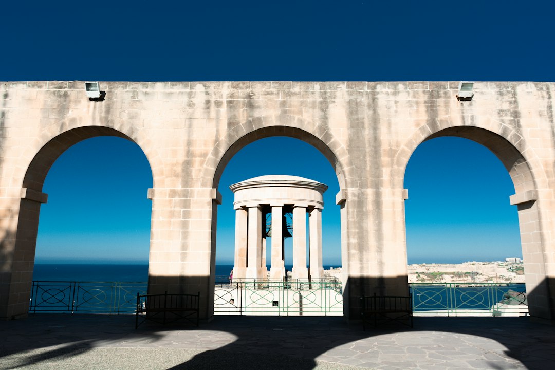 Descubre el Monumento Spencer: Historia y Cultura en Malta — Marsa