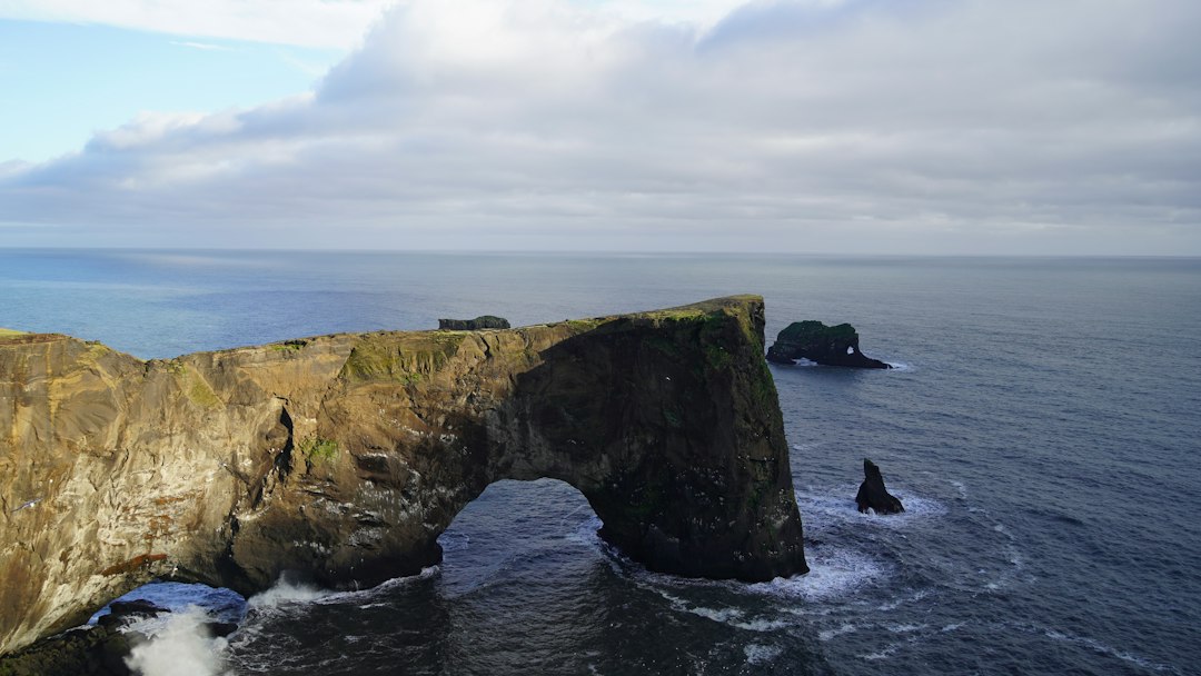 Drangarnir: los arcos de roca de las Faroe al atardecer - 3HGP+69 | Secret World Trip Planner