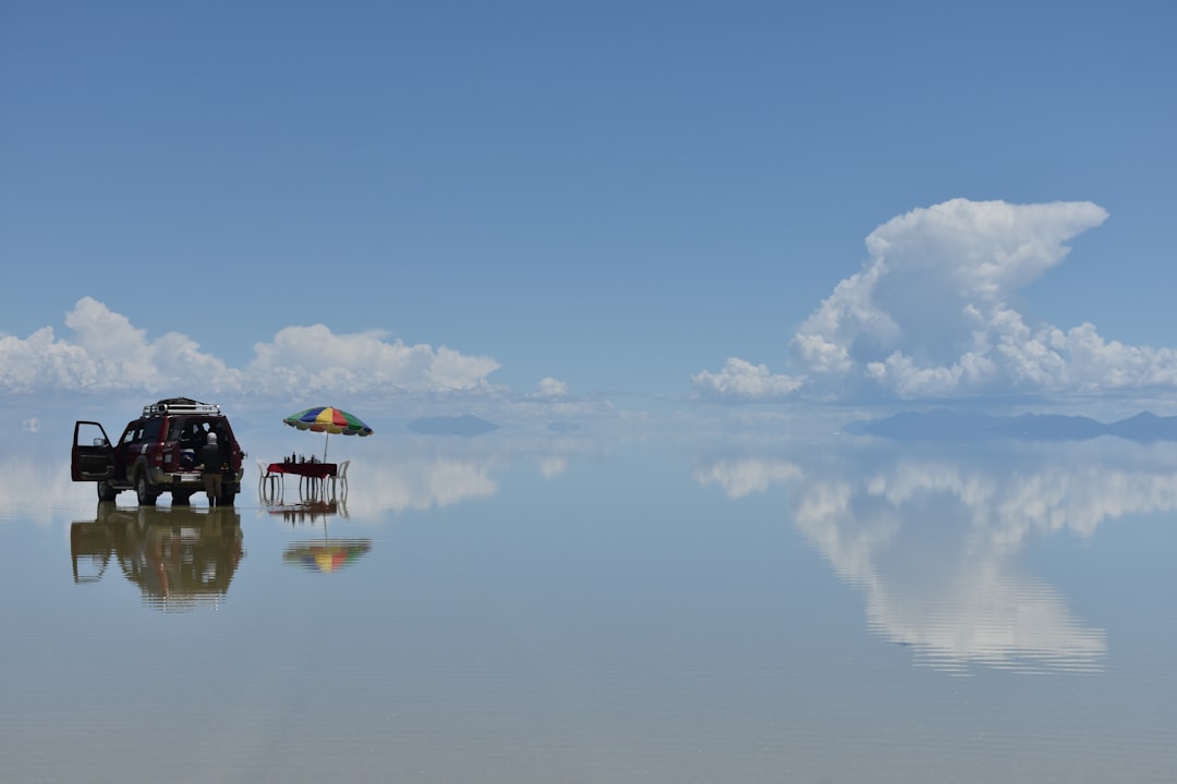 Salar de Uyuni: Die Salzwüste zwischen bolivianischen Vulkanen - Uyuni | Secret World Trip Planner