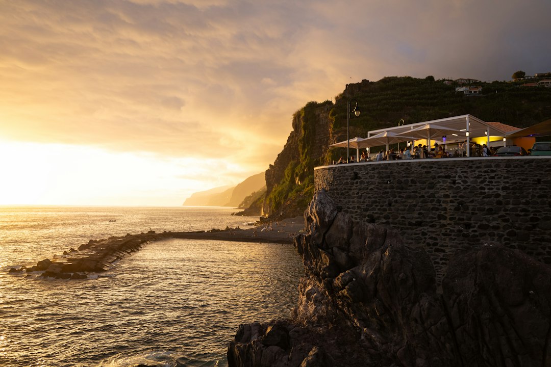 Tramontes à Ponta do Sol : la terrasse sur l'océan - Av. 1º de Maio | Secret World Trip Planner