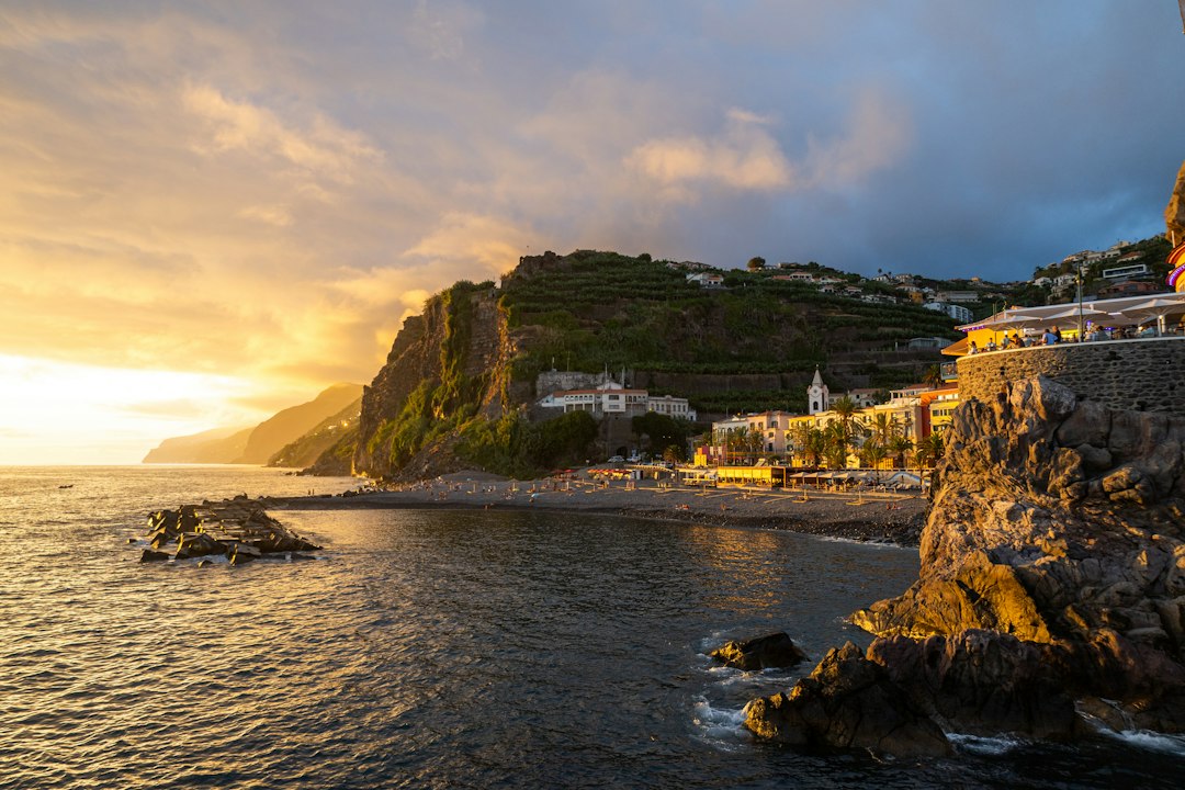 Atardeceres en Ponta do Sol: terraza sobre el océano - Av. 1º de Maio | Secret World Trip Planner