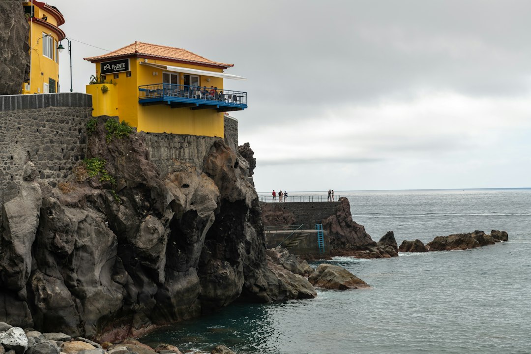 Atardeceres en Ponta do Sol: terraza sobre el océano - Av. 1º de Maio | Secret World Trip Planner