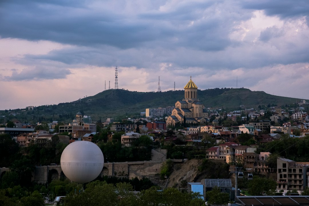 Narikala al atardecer: la fortaleza en Tbilisi - 20 Orpiri Dead End | Secret World Trip Planner