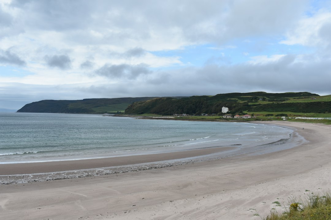 Traeth Porth Wen: Die verborgene Bucht von Anglesey - Llanbadrig | Secret World Trip Planner