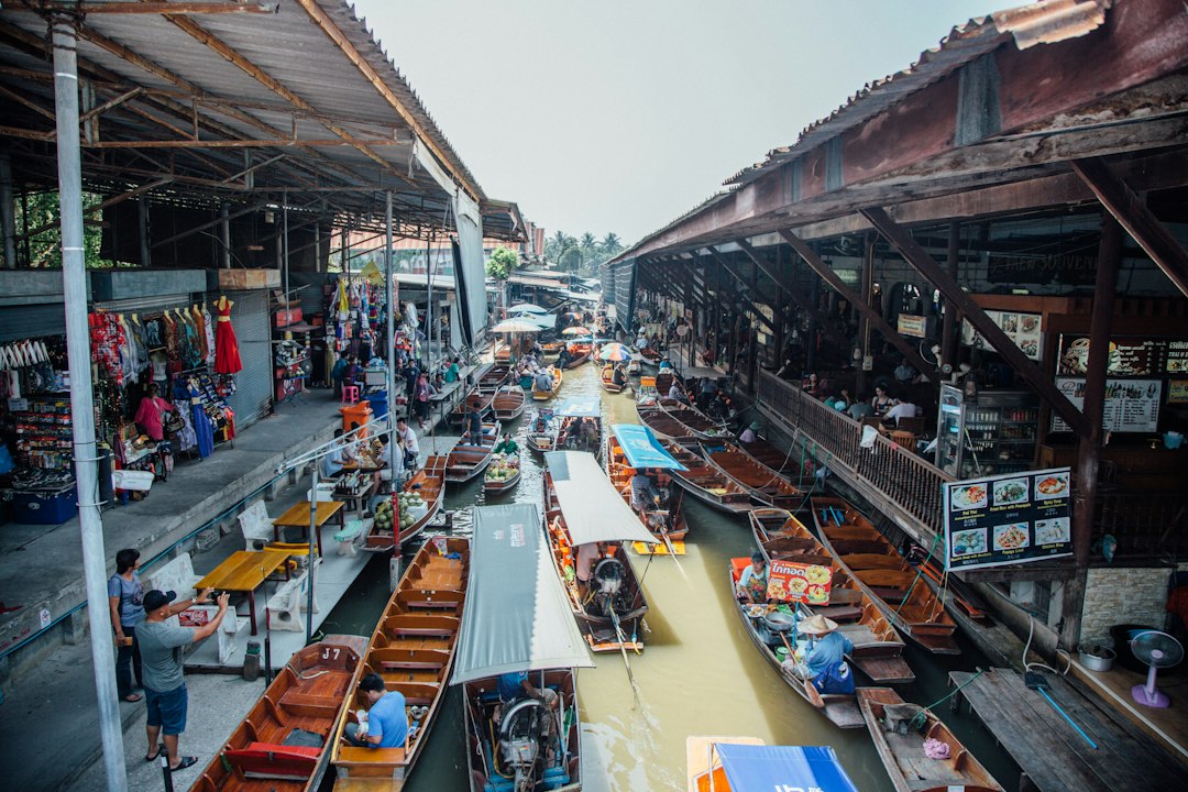 Mercato Notturno di Luang Prabang: tessuti e lanterne - Sisavangvong Road | Secret World Trip Planner