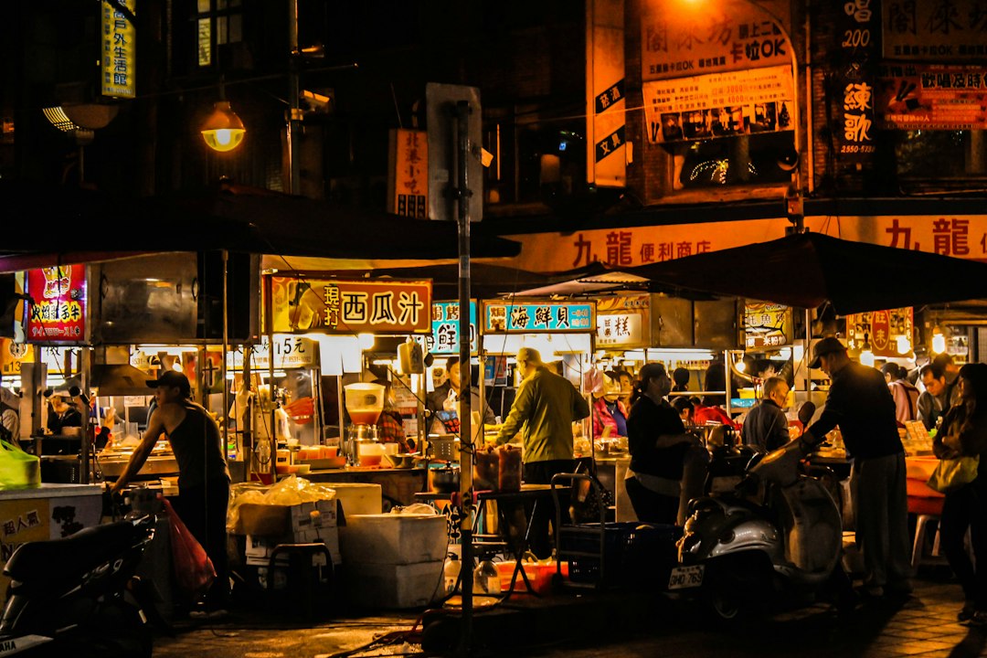 Nachtsmarkt in Luang Prabang: Stoffe und Laternen - Sisavangvong Road | Secret World Trip Planner