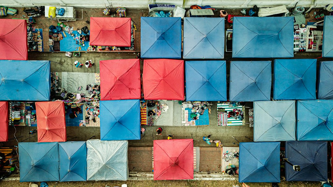 Nachtsmarkt in Luang Prabang: Stoffe und Laternen - Sisavangvong Road | Secret World Trip Planner