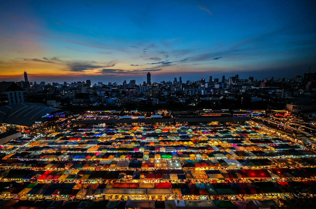 Marché Nocturne de Luang Prabang : tissus et lanternes - Sisavangvong Road | Secret World Trip Planner