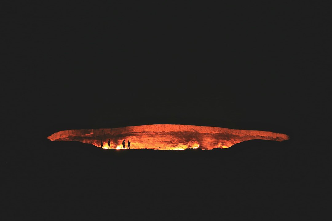 Darvaza: el cráter de fuego en el desierto de Karakum - Porta dell'inferno | Secret World Trip Planner