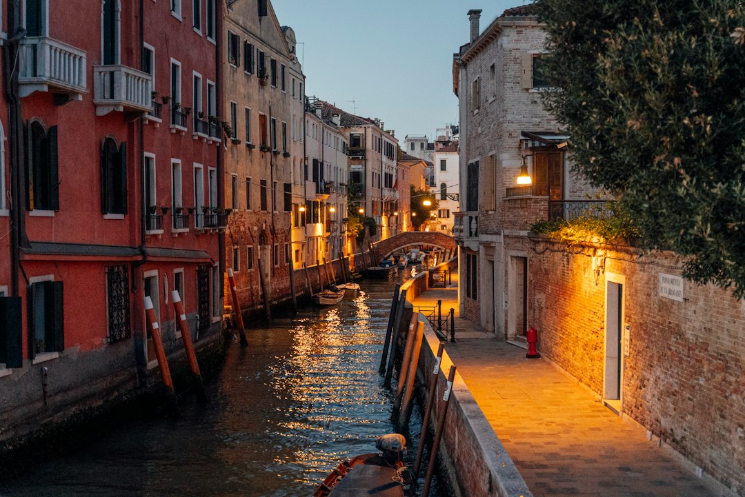 Rialto Bridge: Stone Heart of the Grand Canal - 30125 Venezia VE | Secret World Trip Planner