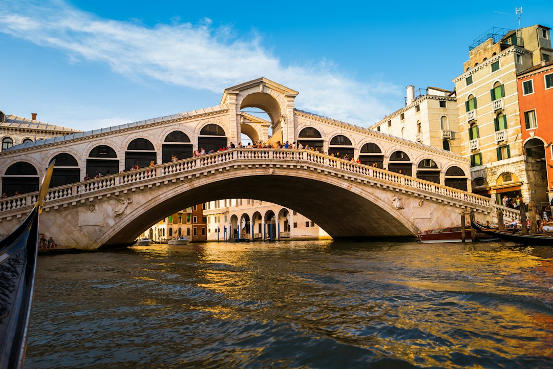 Rialtobrücke: Steinernes Herz am Canal Grande - 30125 Venezia VE | Secret World Trip Planner