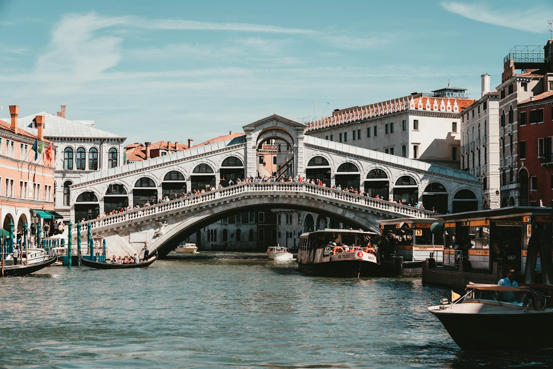 Ponte di Rialto : joyau de pierre sur le Canal Grande - 30125 Venezia VE | Secret World Trip Planner
