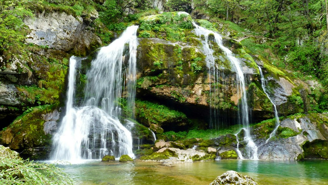 Slap Virje: Der Tuffwasserfall im Soča-Tal — Gljun