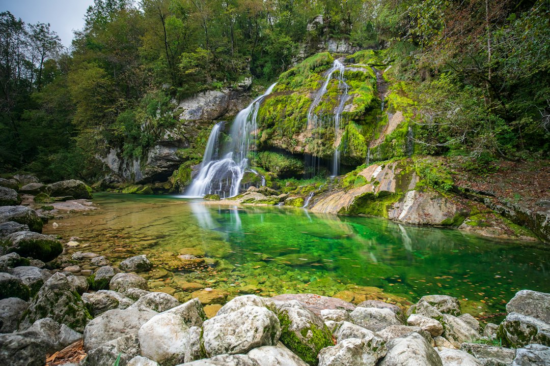 Slap Virje: la cascada de toba de Val Soča - Gljun | Secret World Trip Planner