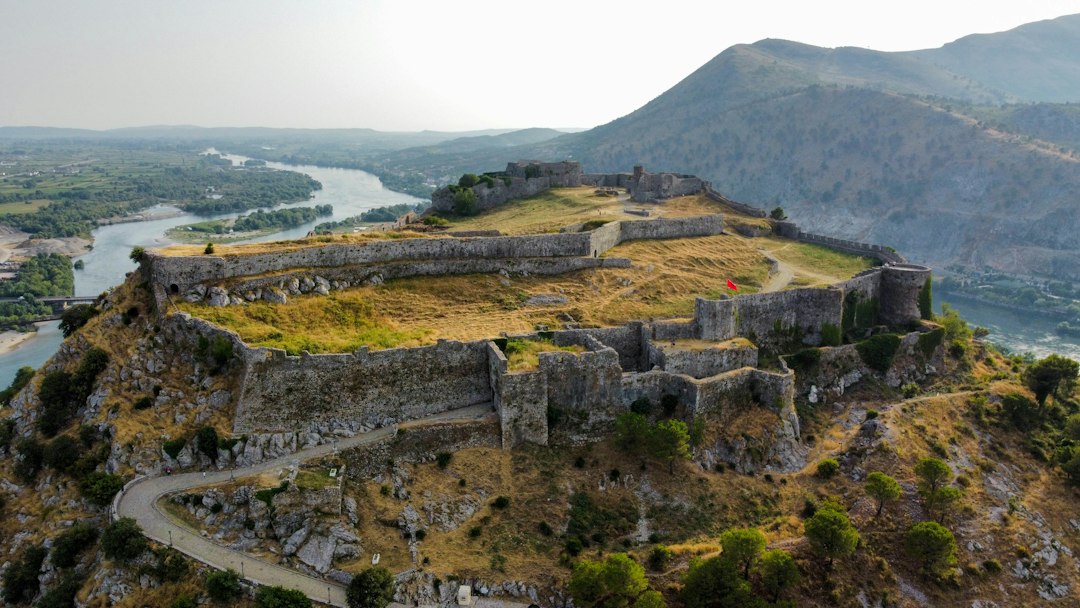 Castello di Berat: la cittadella bizantina abitata - Sheshi Sallabanda 5001 | Secret World Trip Planner